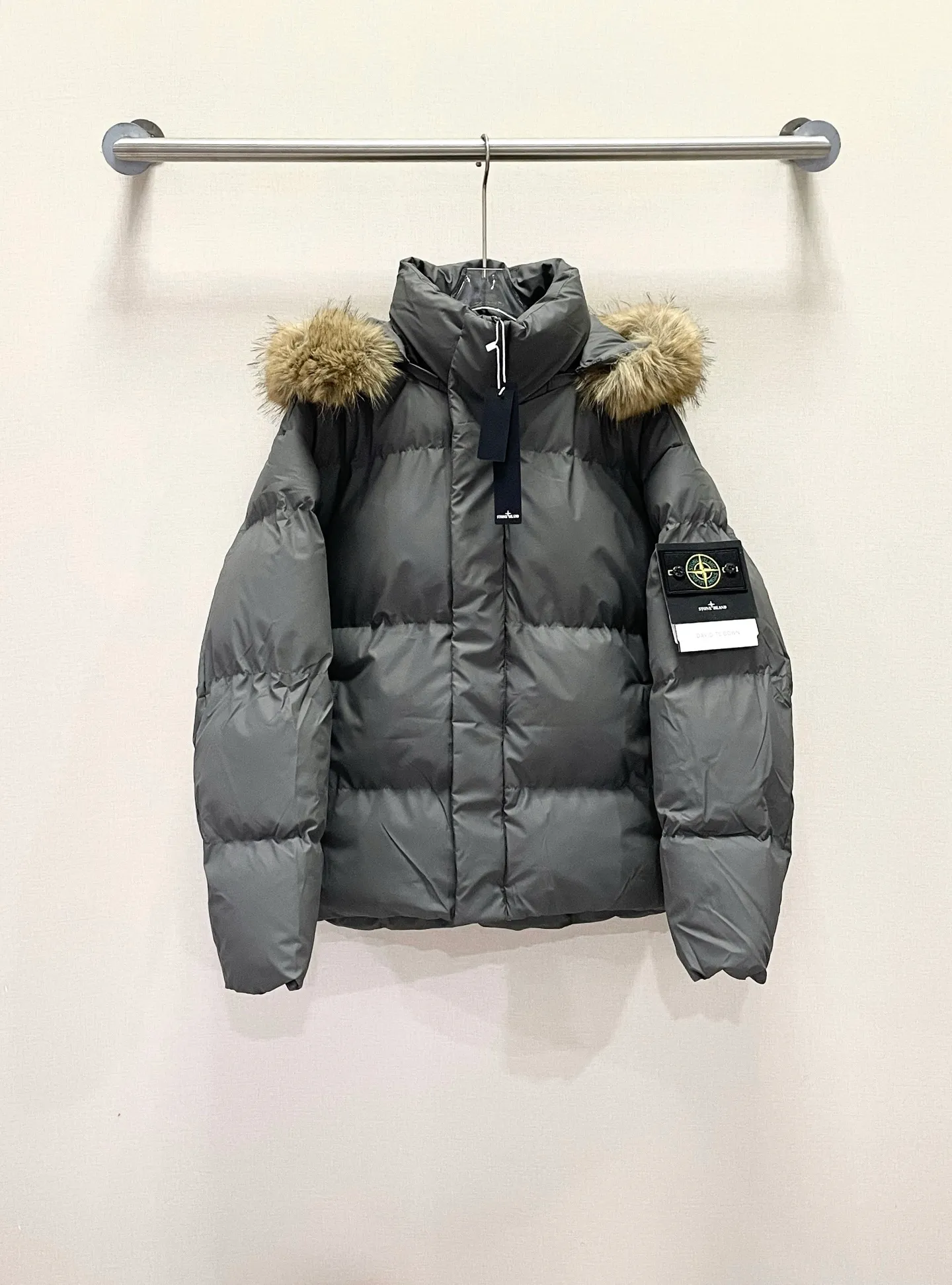 P380 Stone Island/Stone Island detachable PU fur collar simple warm cotton jacket Want to keep warm in winter and look cool? Stone Island PU cotton jacket is really not about martial ethics. The outer layer is high-grade PU leather fabric, low-key luster and not greasy, and the texture is very explosive! The wind resistance, waterproof, and warmth performance are all online 10. It is stiff and stylish to wear, and the whole person is directly boosted. The inside is thick cotton padding + detachable fur collar design. When the weather is cold, wear a hat + fur collar, and the warmth will be directly boosted; When it's not cold, remove the hat and switch to simple high-street style in an instant. The silhouette is a loose baker's style. The upper body is loose and not bloated. The shoulder line droops naturally, giving you a cool street look. Especially the reflective texture of the leather surface makes it look great when taking photos. No matter you wear it with a sweater, a sweater or a turtleneck, it will look stunning when worn casually! Paired with machete pants/dungarees/jeans, it can definitely hold your aura. It is perfect for going out on the street, night riding, and commuting. It is really the kind of ruthless character who "you can tell at a glance, and you don't want to take it off when you put it on."  One sentence summary: "The leather is tough, the fur collar is cool, cold-resistant and handsome enough." Color: black, white, blue, pink, dark gray